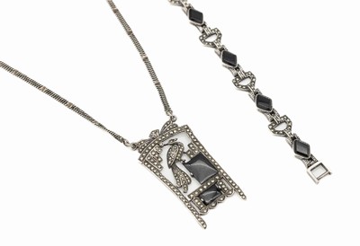 Markasit-Onyx-Schmuckset, 925er Silber, 1930er Jahre, best. aus: 1 Armband, geometrisch L. ca. 18 cm, Klappverschluss, und1 Collier, Mittelteil mit ...