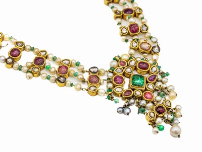 18 kt Gold Perl-Farbstein-Diamant-Collier, GG 750/000 gepr., wohl Indien um 1900, 3-rhg. gearbeitet, Mittelteil mit bewegl. abgehängtenPerlen, 25 ...