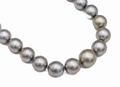 Perlen Kette, WG 585/000-Schließe mit Diamanten, vermutlich silbergraue Perlen, D. ca. 10.2 - 13.7 mm, L. ca. 46 cm