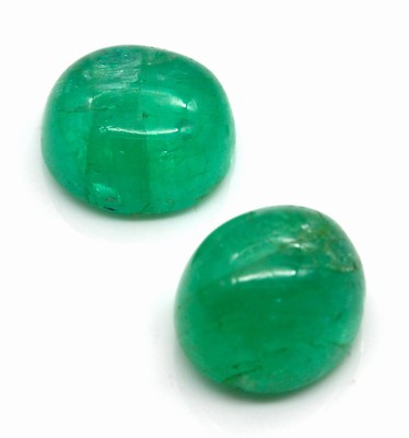 Lot 2 lose Smaragdcabochons, zus. 11.32 ct, 1 x rund, 1 x oval, Kerben/Risse