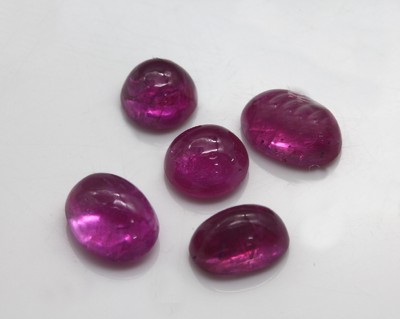 Lot 5 lose Rubincabochons, zus. 3.54 ct, oval