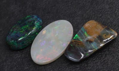 Lot 3 lose Opale, zus. 28.8 ct, in versch. Formen und Farben
