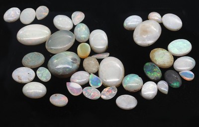 Lot lose Opale, zus. 38.6 ct, in versch. Formen, Farben und Qualitäten, Ausfassware, z.T. besch.