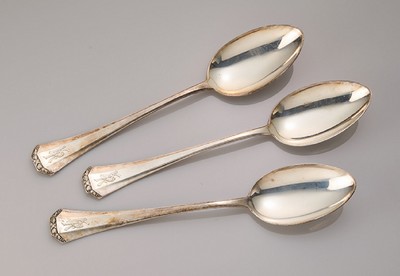 11 Menuelöffel, 800er Silber, deutsch, streng geometrischer Jugendstilentwurf, Abschluss mit Kreuzband und Früchten, L. ca. 21.5 cm, ca. 650 g