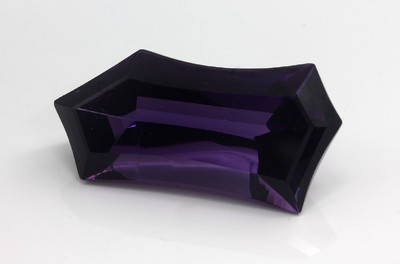 Loser facett. Amethyst, 65.26 ct, in Fantasieschliff, ca. 4 x 2 x 1.5 cm