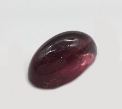 Loser Rubellit-Cabochon, 17.53 ct, oval