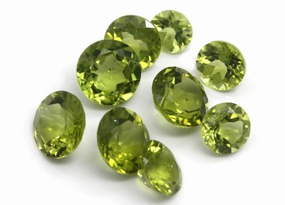 Lot 9 lose facett. Peridots, zus. 19.67 ct,rund, in versch. Größen