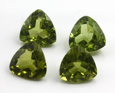 Lot 4 lose facett. Peridots, zus. 10.57 ct,Triangel