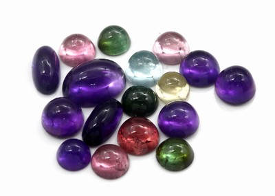 Lot 17 lose Farbsteincabochons, zus. 65.45 ct, u.a. Amethyste und bunten Turmalinen, oval und rund