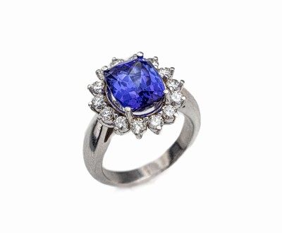 18 kt Gold Tansanit-Brillant-Ring, WG 750/000 gepr., mittig facett. Tansanit ca. 5.0ct, umgeben von 14 Brillanten zus. ca. 0.80 ctfeines Weiß/vs, ...