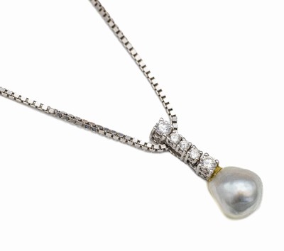 14 kt Gold Perl-Brillant-Anhänger an Kette, WG 585/000, bewegl. abgehängte unrunde Zuchtperle, D. ca. 8 mm, 5 Brillanten zus. ca.0.20 ct Weiß/p, ...