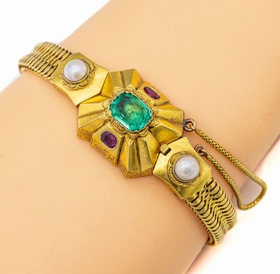 18 kt Gold Armband, um 1890, GG 750/000, 2 Halbperlchen, 2 Rubine zus. ca. 0.50 ct, 1 Smaragd ca. 2.0 ct, seitliche Ziergravuren, verstecktes ...