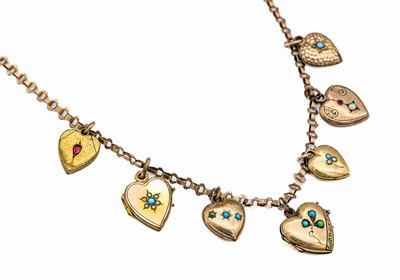8 kt Gold Collier mit 7 Medaillon-Herz- Anhänger, 1910-1930, Anhänger Metall vergoldet mit div. Steinbesatz, L. ca. 41 cm, Federringschließe, ...