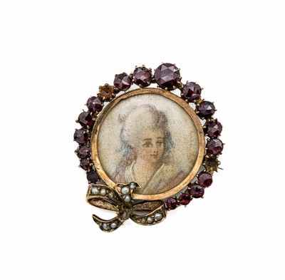 8 kt Gold Granat-Brosche mit Miniaturmalerei, GG 333/000 gepr., um 1890-1900, wohl Frankreich, mittig Gouache-Malerei, Darstellung einer jungen ...