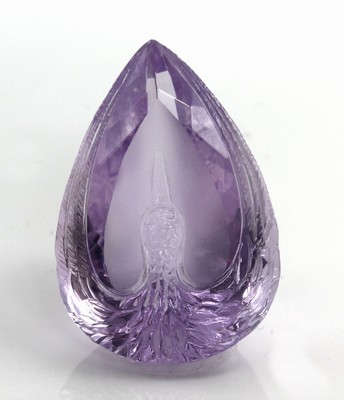 Loser facett. Amethysttropfen, "Embrace/ Umarmung", 38.49 ct, lavendelf., ausge- sprochen schöne, feine Gravur eines Schwans, ca. 29.6 x ...