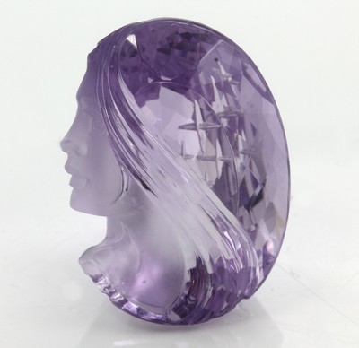 Loser ovalfacett. Amethyst, "Göttin der Nacht"52.05 ct, lavendelf., ausgesprochen schöne und feine Gravur einer Göttin, rs. mit grav. ...
