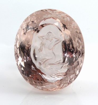 Loser ovalfacett. Morganit, Peach, "Schönheit-Ästhetik-Akt", 49.98 ct, im Scherenschliff,rs. Gravur eines Frauenakt im ...