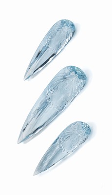 Lot 3 lose facett. Aquamarintropfen, 58.45 ct,"Aphrodite, die Schaumgeborenen", ausgespro- chen schöne und feine Gravur im Intaglio- ...