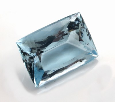Loser facett. Aquamarin, 26.30 ct, rechteckig, schöne Farbe, im Scherenschliff, ca. 21.5 x 15.4 x 11.3 mm