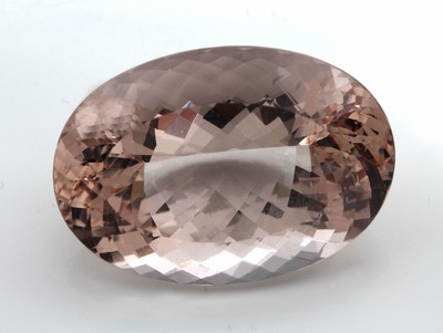 Loser ovalfacett. Morganit, 44.31 ct, Peach, rs. im Schachbrettschliff, ca. 27.0 x 19.6 x 14.5 mm
