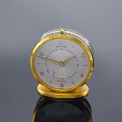 JAEGER kleiner Tischwecker mit 8-Tagewerk, Schweiz um 1950, verg., teils schwarz lack. Gehäuse, silb. Zifferbl. m. aufges. gold. Std.-Ind., gold. ...