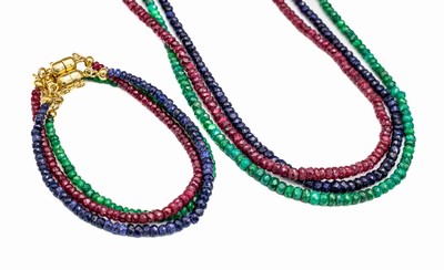Farbstein Set best. aus 3 Ketten und 3 Armbänder, facett. Saphire, Smaragde und Rubinen, Kettenl. 48 cm, Armbandl. 19.5 cm, Magnetschließen verg., ...