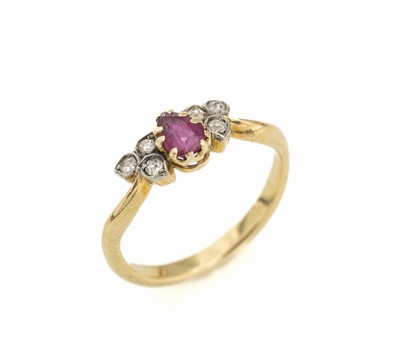 14 kt Gold Rubin-Diamant-Ring, um 1920, GG/WG 585/000, 6 in WG gefasste Altschliffdiam. zus. ca. 0.18 ct Weiß/si, mittig facett. Rubintropfen ca. ...