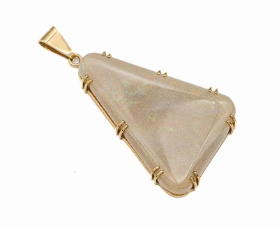 9 kt Gold Opalanhänger, GG 375/000, Opal- triangel ca. 60.00 ct, schönes Farbspiel in blau, rot und Grün, Krappenfassung, L. mit Öseca. 7 cm, ...