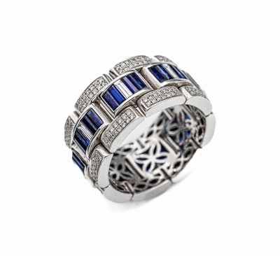 18 kt Gold Saphir-Brillant-Ring, WG 750/ 000, facett. Saphirbaguettes zus. ca. 3.30 ct,Brillanten zus. ca. 2.00 ct Weiß/vvs-si, RW 64, ca. 15 g