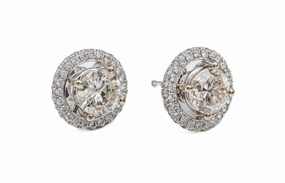 Paar 18 kt Gold Brillant-Ohrstecker, WG 750/000, 2 Brillanten zus. ca. 2.55 ct umgebenvon einem Brillantkranz zus. ca. 1.00 ct, total 3.55 ct feines ...