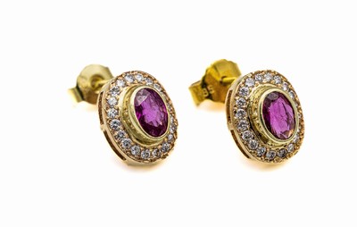 Paar 14 kt Gold Rubin-Diamant Ohrstecker, GG 585/000, 2 ovalfacett. Rubine zus. ca. 0.70ct, umgeben von Brillanten zus. ca. 0.60 ct Weiß/vs-si, ca. ...