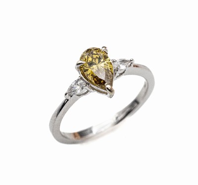 18 kt Gold Diamant-Ring, WG 750/000, Diamant-Tropfen ca. 0.76 ct dunkelgelb/si, 2 Diamant-Tropfen zus. ca. 0.13 ct Weiß/si, total ca. 2.7 g, RW 53