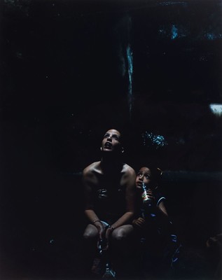 Linn Schröder, geb. 1977, Mappe mit 6 Fotografien auf Agfa-Barytpapier, Titel:"Tot he moon", je verso handsign., dat. 2008, Abzüge aus ...