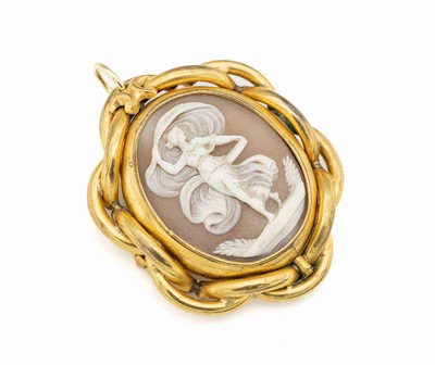Brosche/Anhänger mit Muschelkamee, um 1880, Kamee mit einer tanzenden Dame, aufwändigerRahmen Metall vergoldet, Öse sek., Sicherheitskettchen, ...