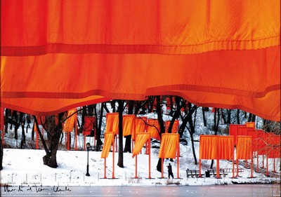 Christo, 1930-2020, Offsetdruck auf dünnem Hochglanz-Karton, "The Gates", 2005, unten links handsign., Blattgr. 50x70 cm, R. 52x72 cm