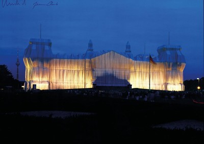 Christo, 1930-2020, Offsetdruck auf dünnem Hochglanz-Karton, "Verhüllter Reichstag", oben links handsign., Blatt ca. 50x70, R. ca. 52x72cm