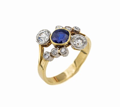 18 kt Gold Saphir Diamant Jugendstilring, um 1900, GG 750/000 und Platin, mittig facett.Saphir, Altschliffdiamanten und Diamantrosen zus. ca. 1.70 ...
