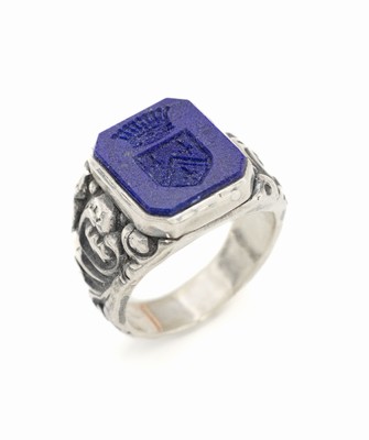 Siegelring mit Lapislazuli, Idar Oberstein um 1905, Darstellung eines Wappens, Ringschultern mit abstr. floraler Gravur, RW 62, ca. 22.1 g, im Etui, ...