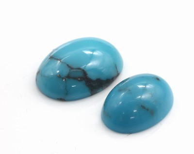 Lot 2 lose Türkiscabochons, zus. ca. 20.70 ct, mit Matrix