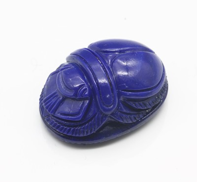 Lose Lapislazuli-Gravur/Siegel "Skarabäus", sehr feine Lapis-Qualität, rs: Darstellung eines Jüngling füttert Hund, ca. 2.7 x 2 cm, ...