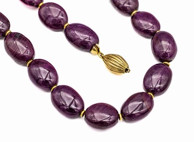 Collier aus Rubinen, geriefte Schließe und Zwischenrondelle GG 750/000 gepr., Rubinlinsenim Wechsel mit Zwischenrondelle, L. ca. 43 cm