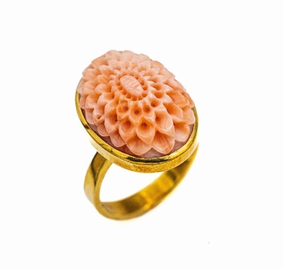 18 kt Gold Korallen-Ring, GG 750/000, Engelhautkoralle in Form einer Blüte geschnitten, massive Ausf., total ca. 12.7 g, RW 57, Versand nur ...