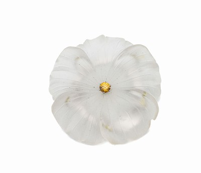 18 kt Gold Bergkristall-Brosche in Form einer Blüte , WG 750/000, wohl Pforzheim 1960er Jahre, Bergkristall geschnitten, geschliffen und mattiert, ...