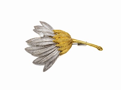 18 kt Gold Brillant-Brosche, GG/WG 750/000,strukturiert, Blütenform, 1 Brillant ca. 0.15 ct feines Weiß-Weiß/vs-si, fein strukturiert, ...