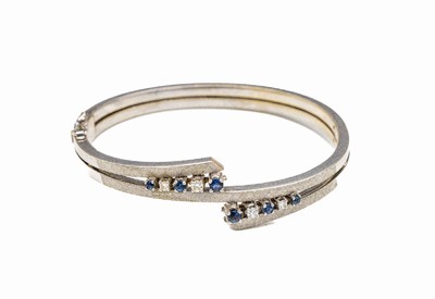 14 kt Gold Brillant-Saphir-Armreif, WG 585/000, Meistermarke EMIL HASENFRATZ, 4 Brillanten zus. ca. 0.14 ct Weiß/si, 6 Saphirezus. ca. 0.18 ct, ca. ...