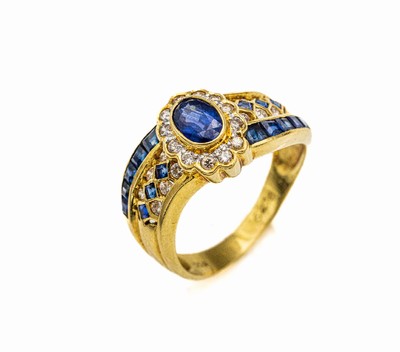 18 kt Gold Saphir-Brillant-Ring, GG 750/000, ovalfacett. Saphir und 16 Saphir- Carrees zus. ca. 1.65 ct, 24 Brillanten zus. ca. 0.24 ct Weiß/si, ...