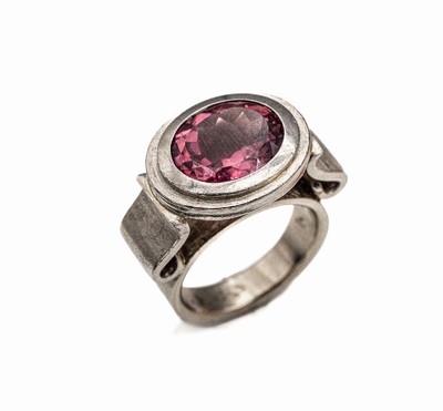18 kt Gold Rubellit-Ring, WG 750/000, schwere massive Ausführung, architektonischer Aufbau, ovalfacett. Rubellit ca. 12.0 ct, RW 64, ca. 31.9 g