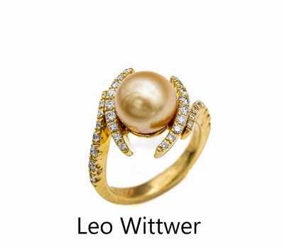 18 kt Gold LEO WITTWER Perl-Brillant-Ring, GG 750/000, geschwungene Gestaltung, mittig champagnerfarb. Zuchtperle, D. ca. 10 mm, 34 Brillanten zus. ...