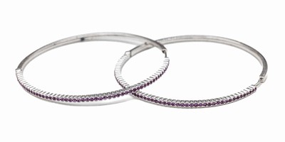 Paar 18 kt Gold Saphir-Ohrcreolen, WG 750/000, Vorderseite mit pinkfarb. facett. Saphiren zus. ca. 3.00 ct, D. ca. 5.5 cm, total ca. 23.8 g
