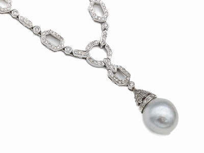 18 kt Gold Diamant-Perl-Collier, WG 750/000, weiße Zuchtperle als Abhängung D. ca.13.6 mm, nat. Wachstumsmerkmale, Diam. zus. ca. 6.00 ct ...